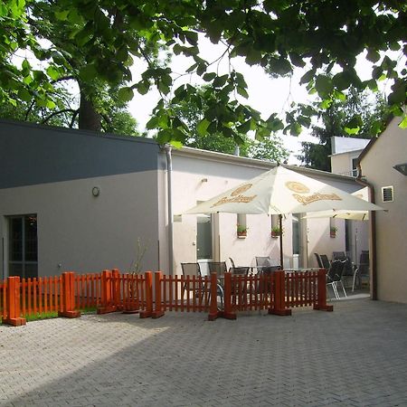 Penzion a CaféRestaurant U lávky Chrudim Exterior foto