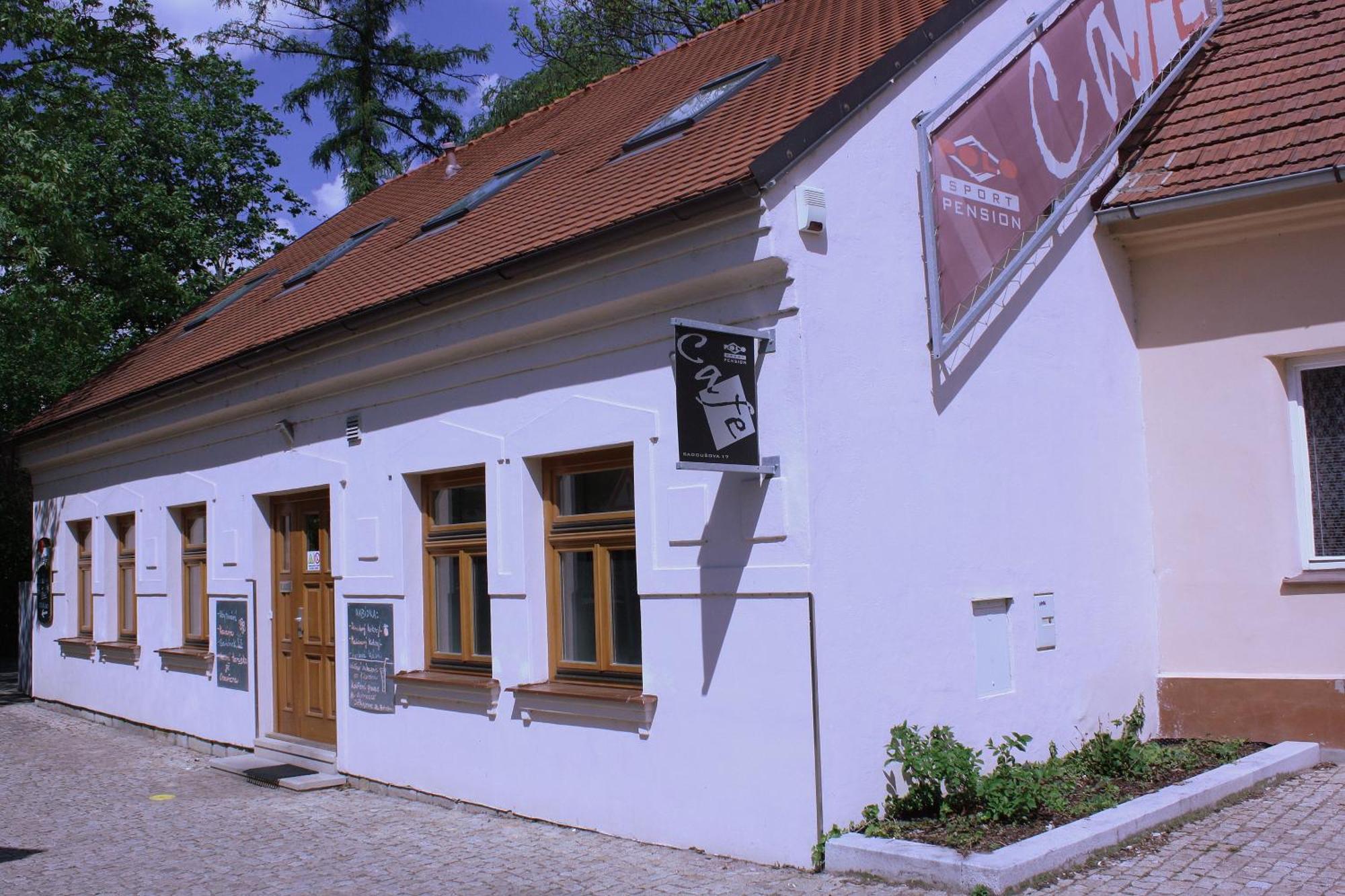 Penzion a CaféRestaurant U lávky Hotel Chrudim Exterior foto