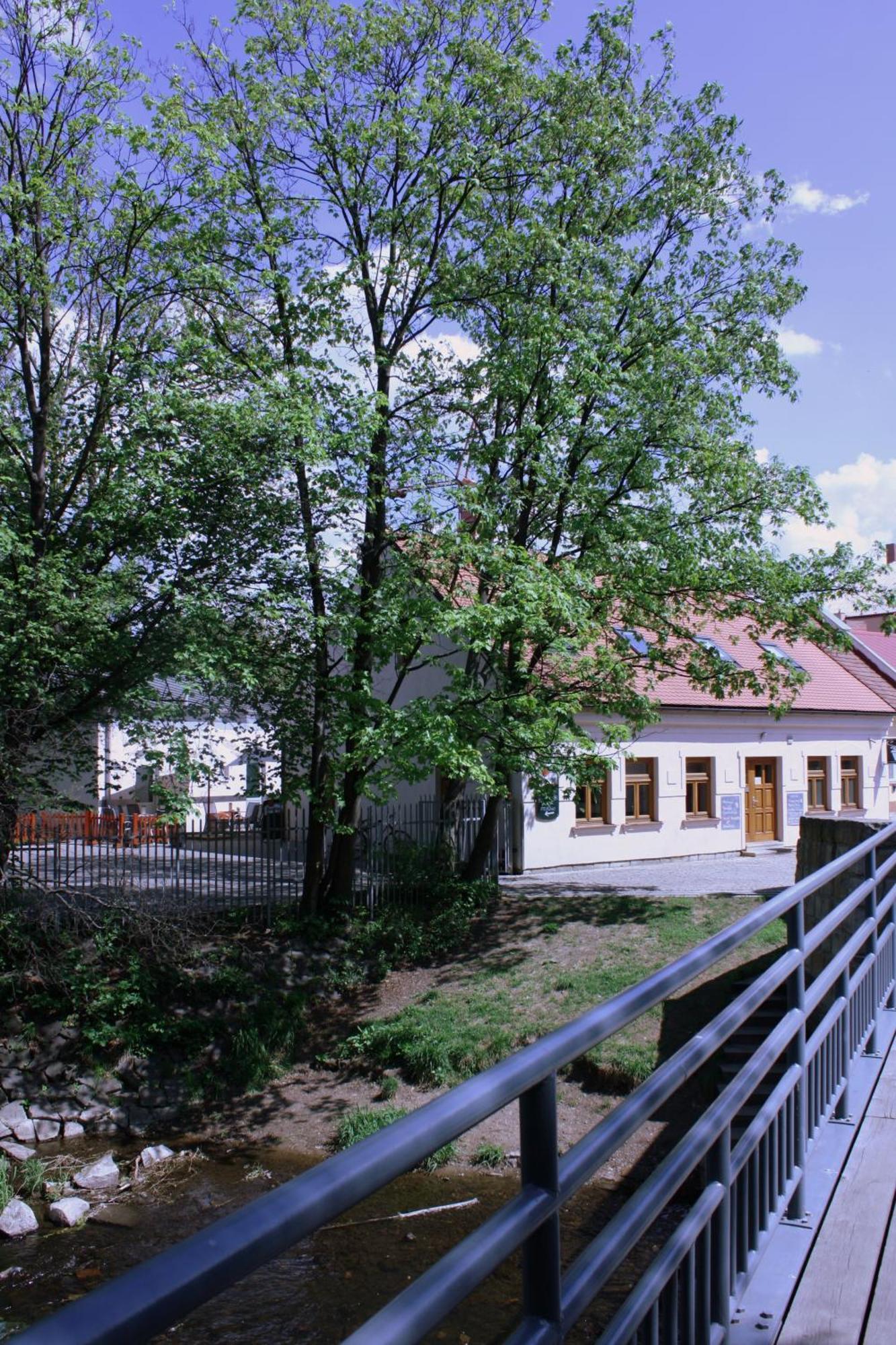 Penzion a CaféRestaurant U lávky Hotel Chrudim Exterior foto